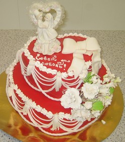 Двухъярусный Свадебный торт в виде сердец